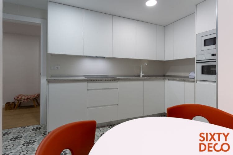 Cocina pequena en L reformada en Zaragoza con muebles hasta el techo