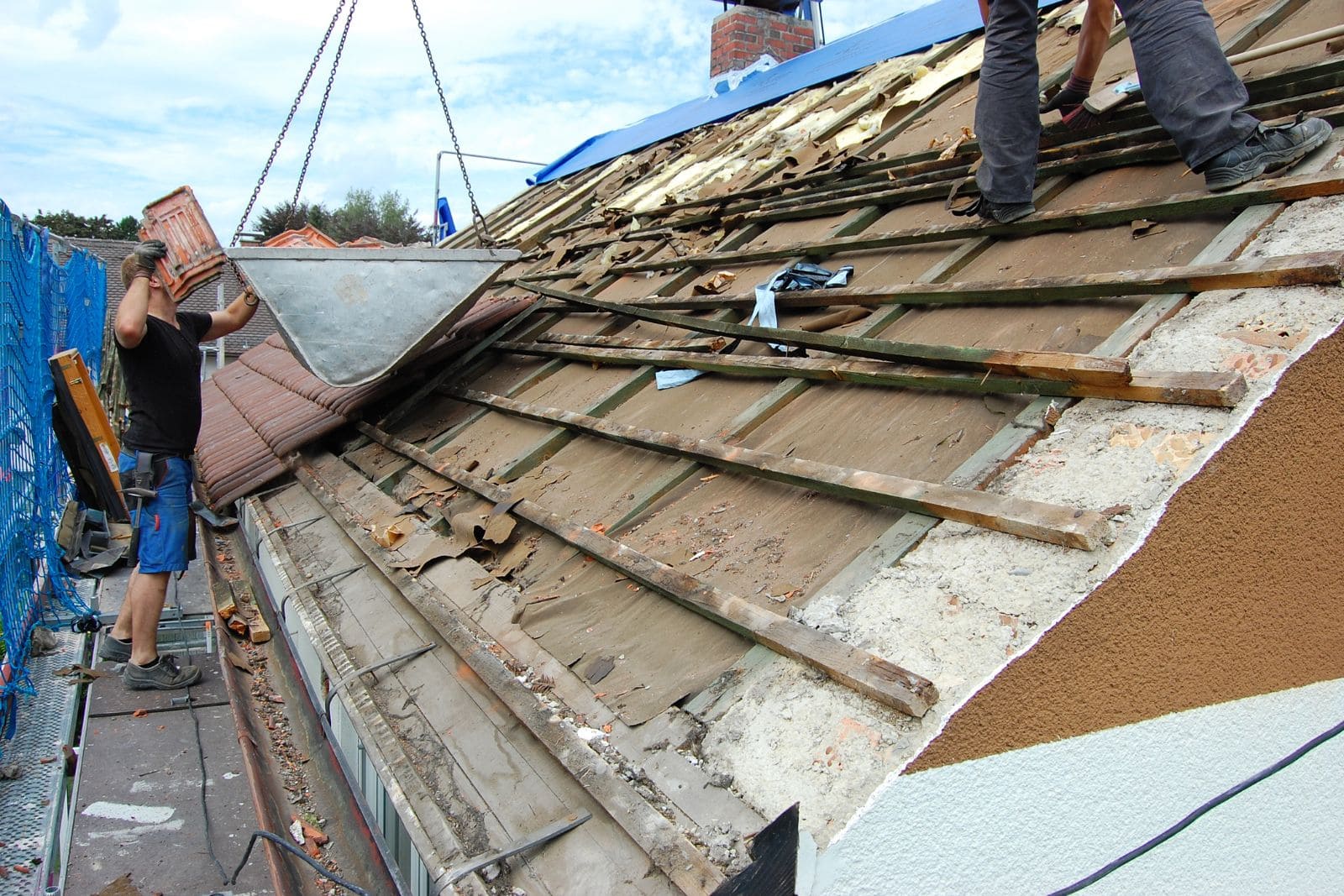 Cubierta destapada durante un retejado para reparar las filtraciones de agua