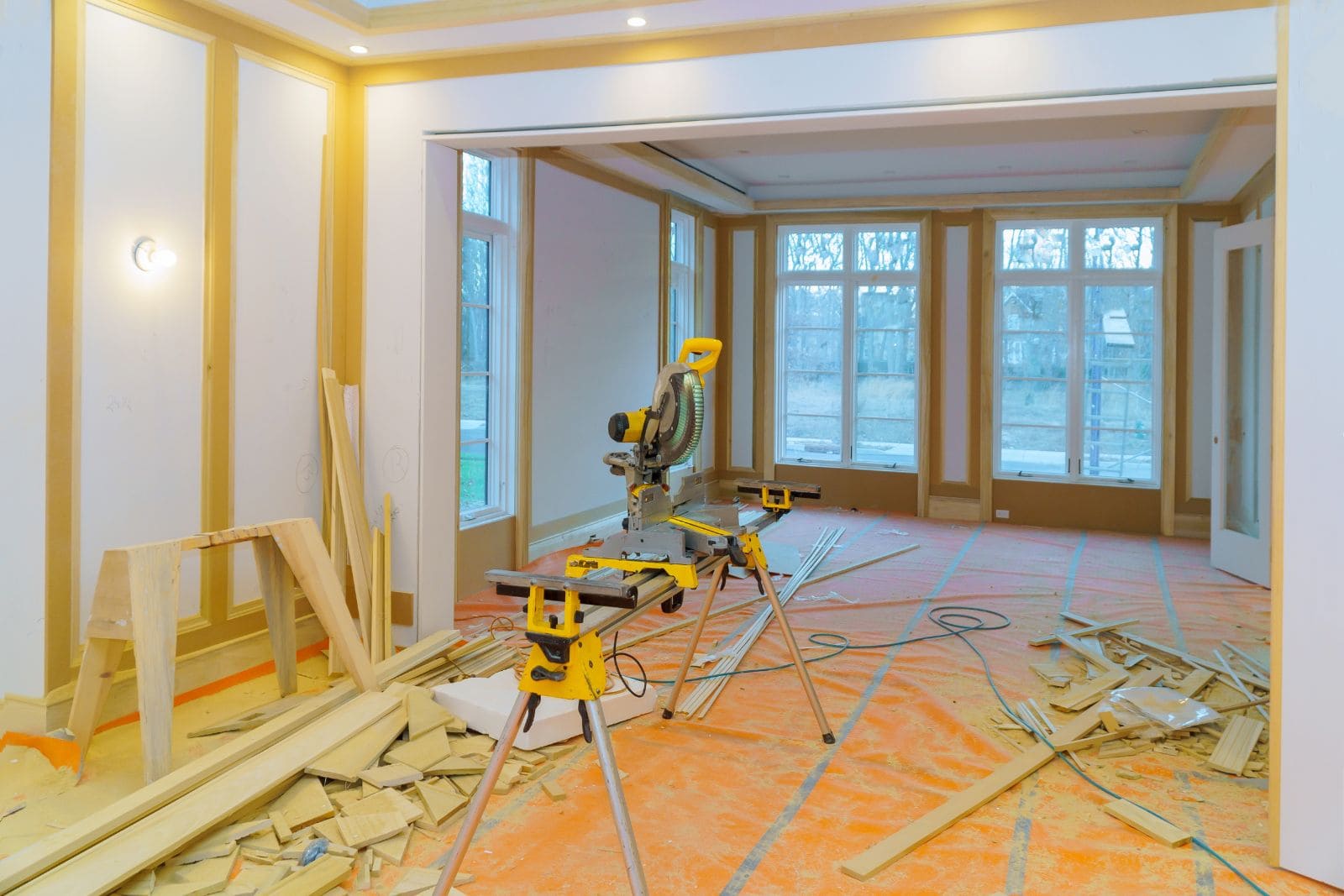 Interior de chalet en obra, con los cercos y la carpintería ya montados