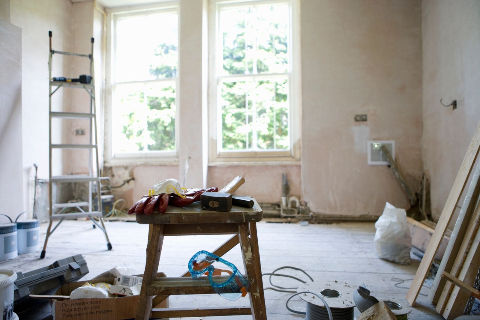 Estancia de vivienda unifamiliar en obra, con las paredes preparadas antes de los acabados
