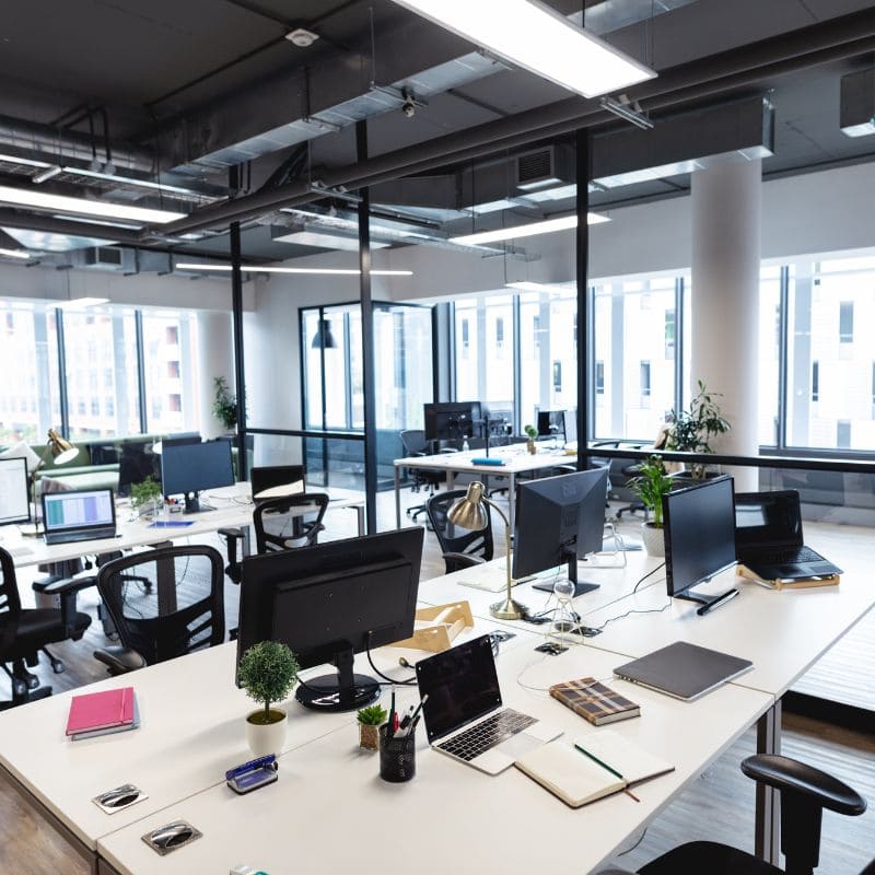 Oficina diáfana con techo técnico registrable, mamparas de vidrio y puestos de trabajo