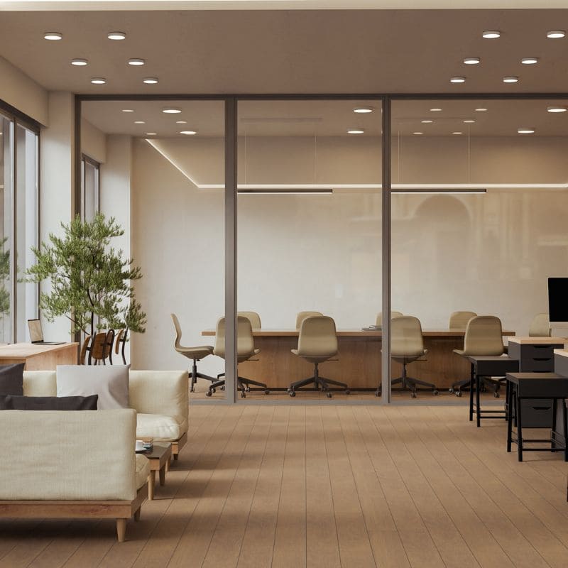 Oficina con sala de reuniones acristalada y zona de espera tras la reforma