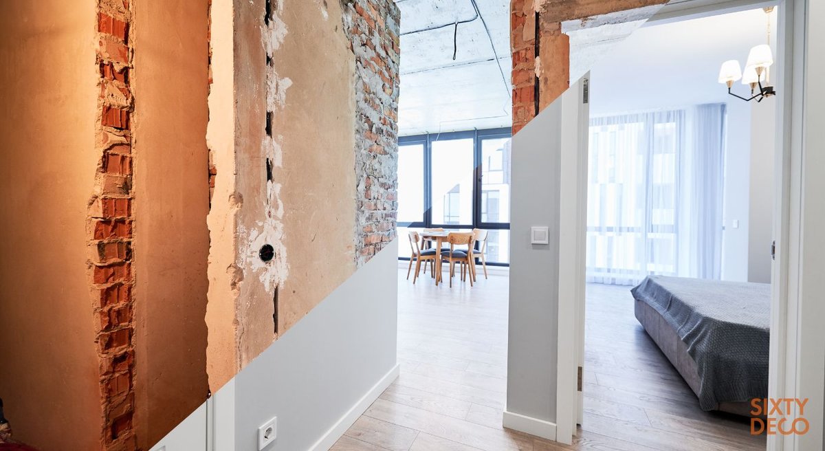 Piso reformado integralmente en Zaragoza, con la zona en obra en primer plano y el resultado terminado y amueblado al fondo
