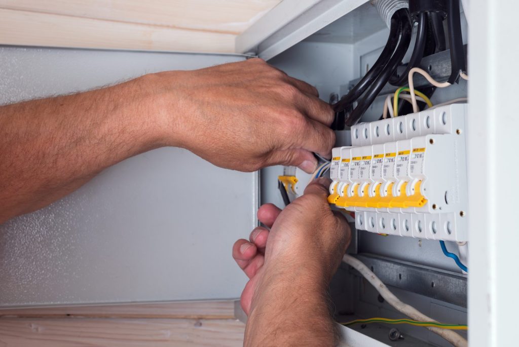 Electricista conectando los magnetotérmicos de un cuadro eléctrico en una reforma en Zaragoza
