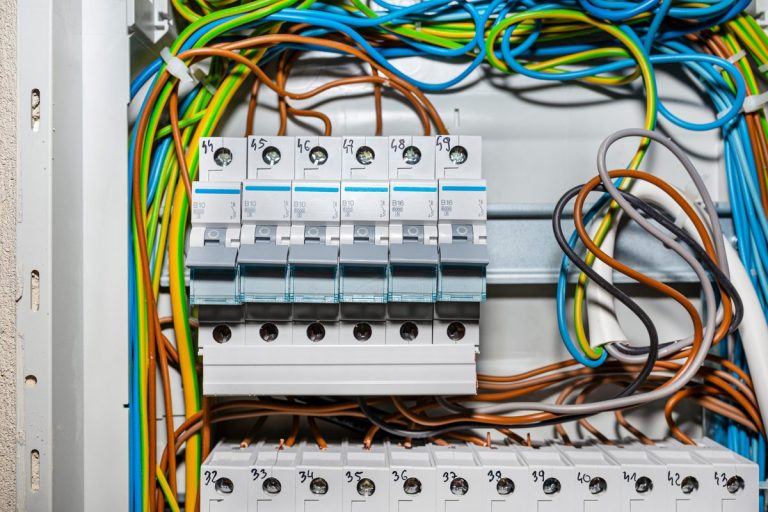 Automáticos B10 y B16 en carril DIN dentro del cuadro eléctrico de una vivienda