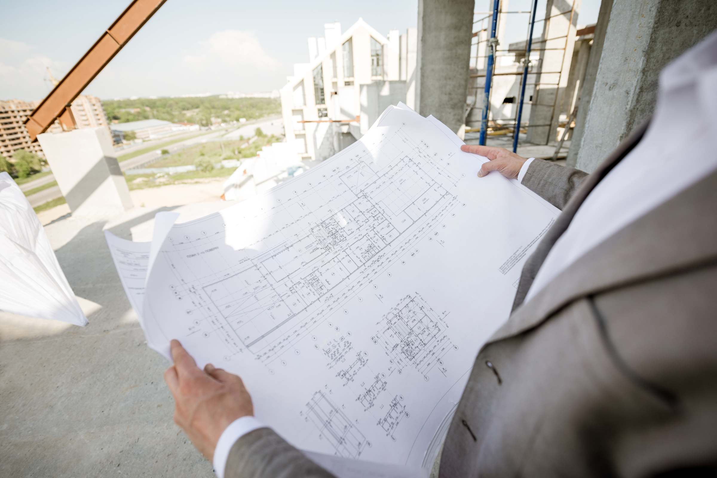Técnico revisando los planos de una obra para tramitar la licencia en Zaragoza