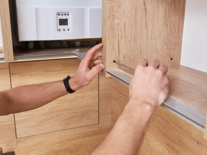 Montaje de un mueble alto de cocina con acabado en madera clara