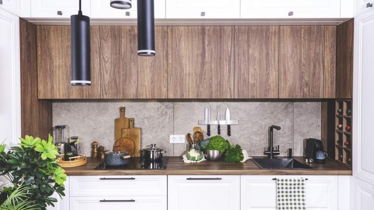 Cocina reformada en Zaragoza en blanco y madera, con placa de inducción y fregadero negro