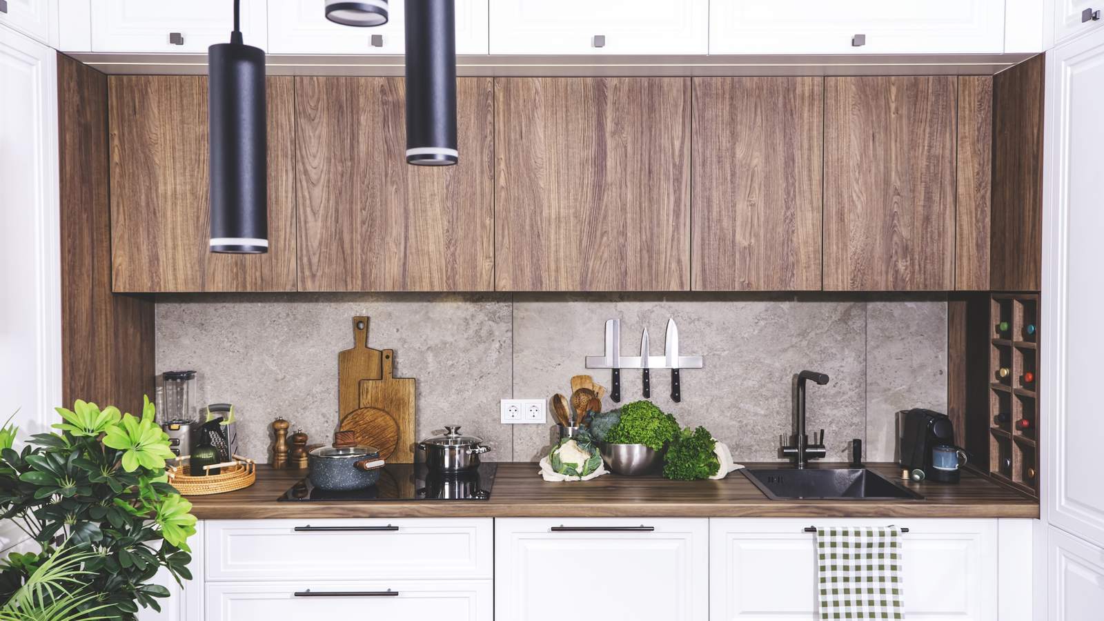 Cocina reformada en Zaragoza en blanco y madera, con placa de inducción y fregadero negro
