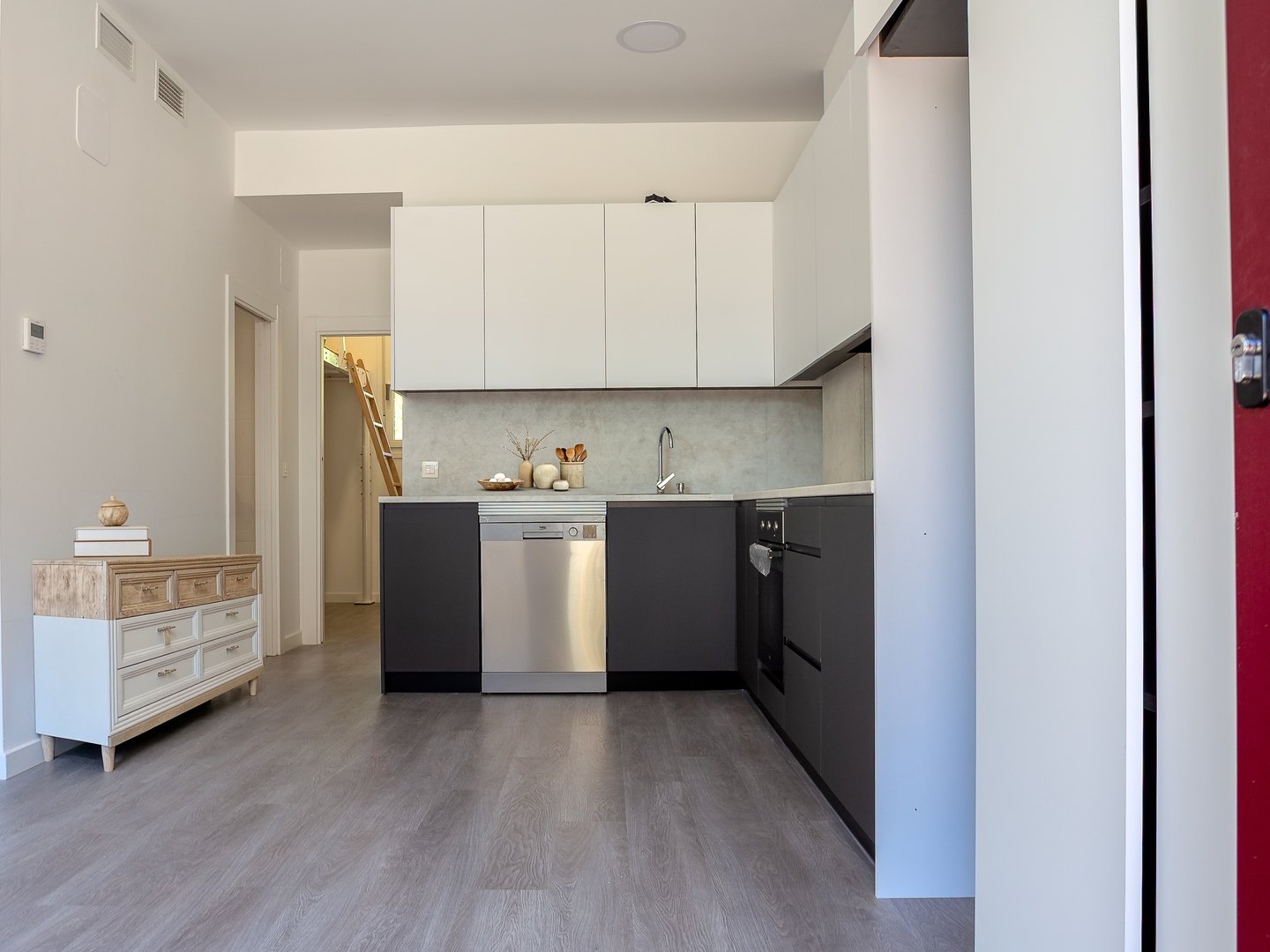 Local reformado en Zaragoza y convertido en vivienda, con cocina abierta y suelo de tarima