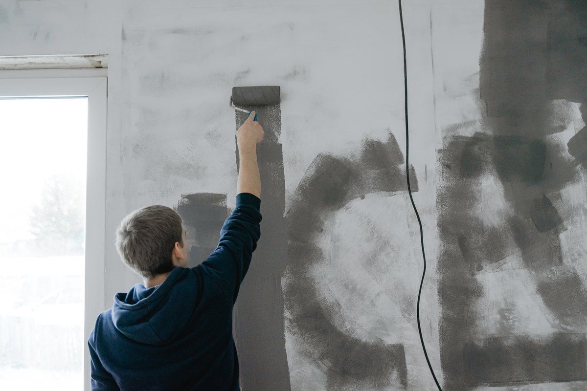Aplicación con rodillo de una imprimación sobre la pared interior ya saneada