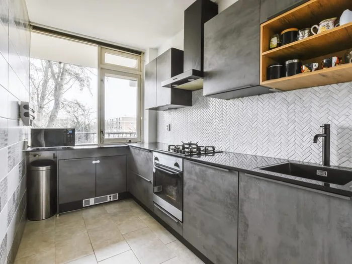 Cocina en L con muebles grises y frente alicatado en espiga blanca, cuánto cuesta alicatar cocina Zaragoza