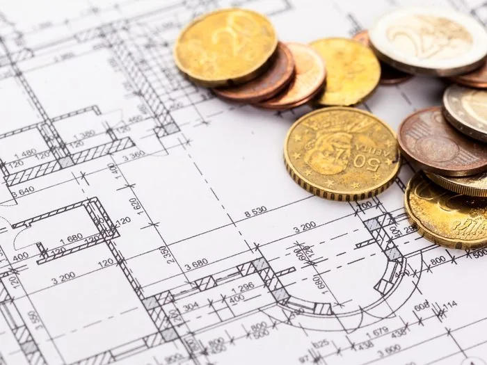 Plano acotado de una vivienda con monedas de euro encima, cuánto cuesta reformar un piso de 90 metros Zaragoza