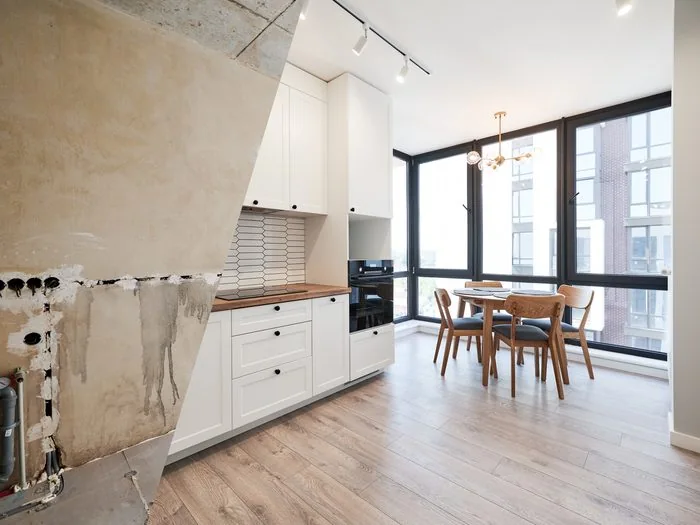 Piso antes y después de la reforma: pared en obra y cocina abierta al comedor con suelo de tarima, cuánto cuesta reformar un piso Zaragoza