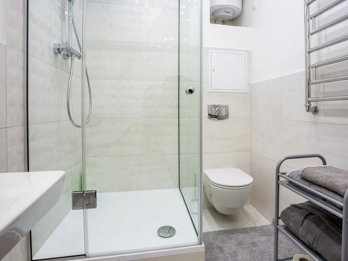 Baño pequeño con ducha de mampara de cristal e inodoro suspendido, precio reforma barata Zaragoza