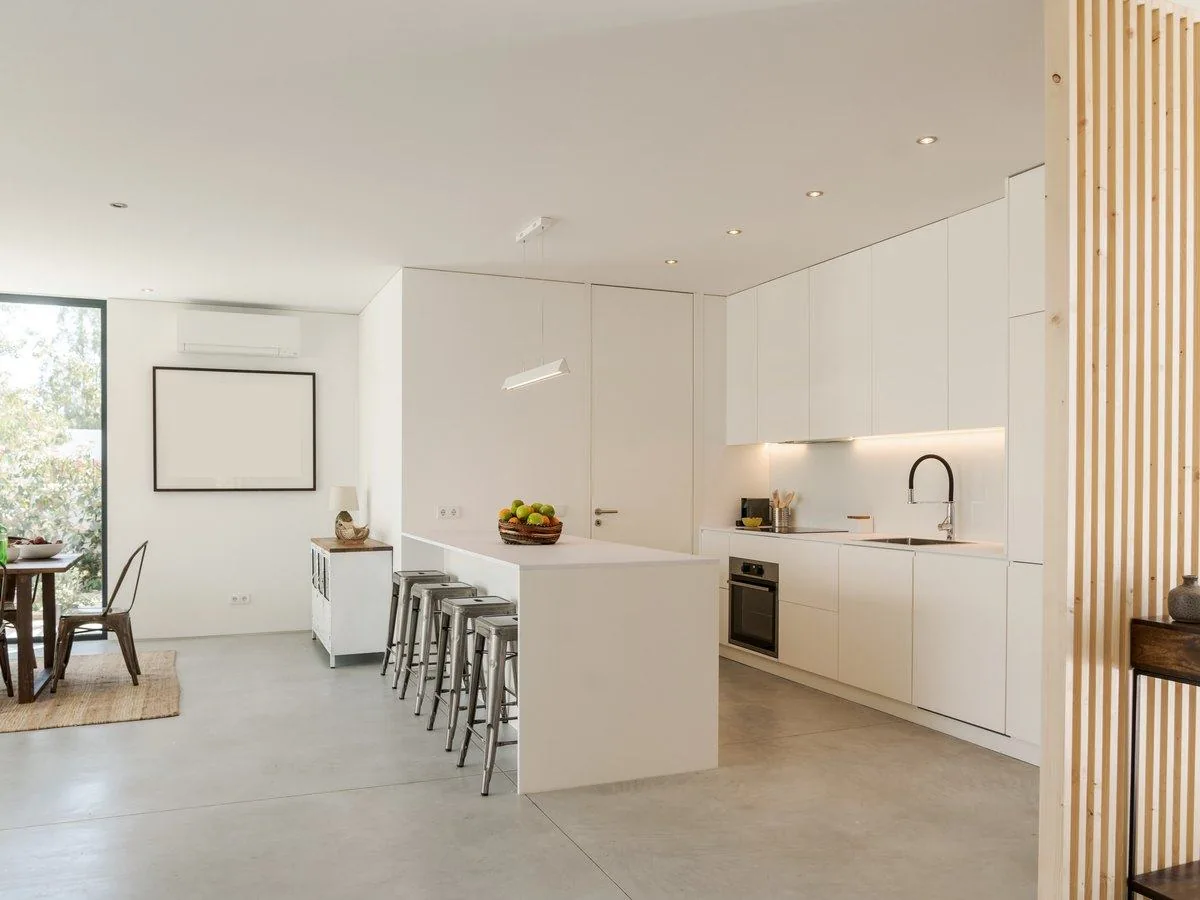 Cocina abierta al salón con isla blanca y taburetes, reforma integral cocina precio Zaragoza