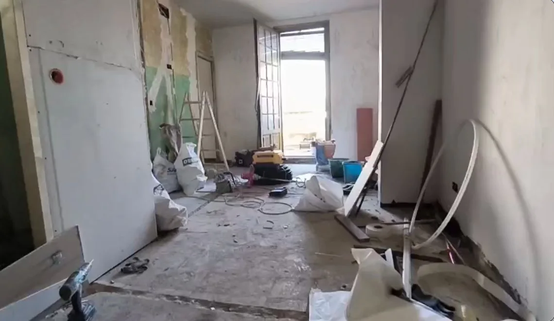 Salón en plena obra, con las paredes abiertas y el material de la reforma en el suelo, reforma integral piso 50 m2 precio Zaragoza