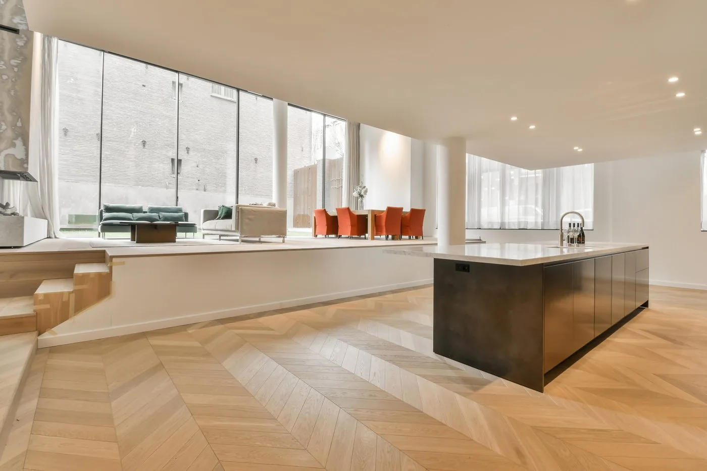 Piso reformado con cocina abierta al salón, isla y suelo de tarima en espiga, reforma integral piso Zaragoza