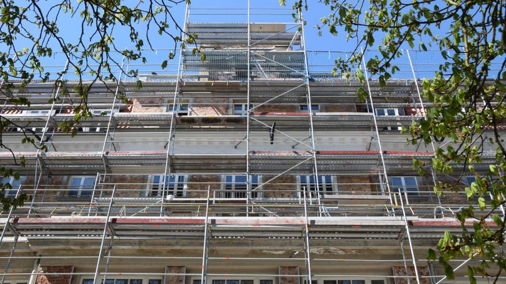Andamio montado en la fachada de un edificio de viviendas durante su rehabilitación