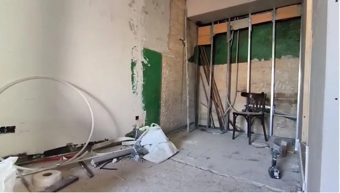 Cocina en obra con los tabiques abiertos y los perfiles del trasdosado a la vista, reformas de cocinas Zaragoza