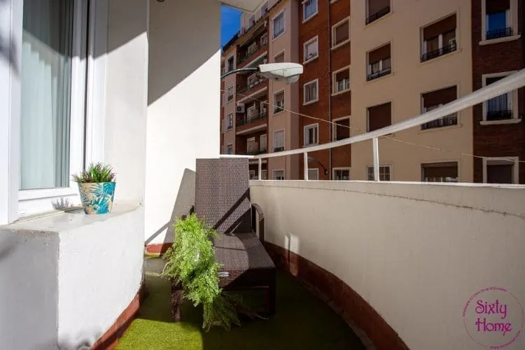 Terraza reformada con césped artificial, plantas y vistas a la calle, reformas lujo Zaragoza precio