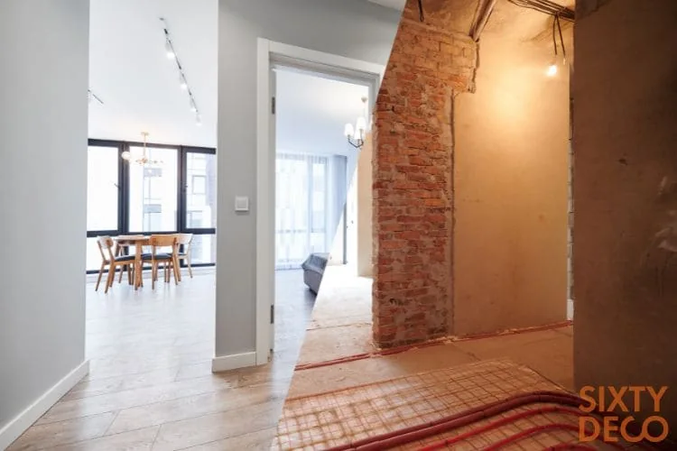 Salón partido en dos: comedor terminado junto al muro de ladrillo y el hueco de puerta en obra, reparaciones de albañilería Zaragoza